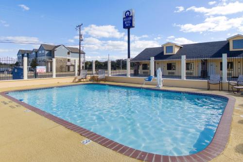 Imagen de la piscina del Hotel Oyo Ingleside Tx. Foto 20