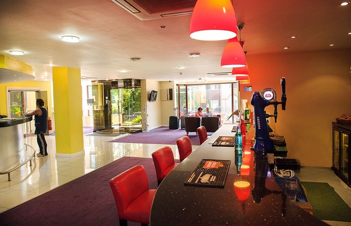 Imagen del bar/restaurante del Hotel Oyo Luton. Foto 2