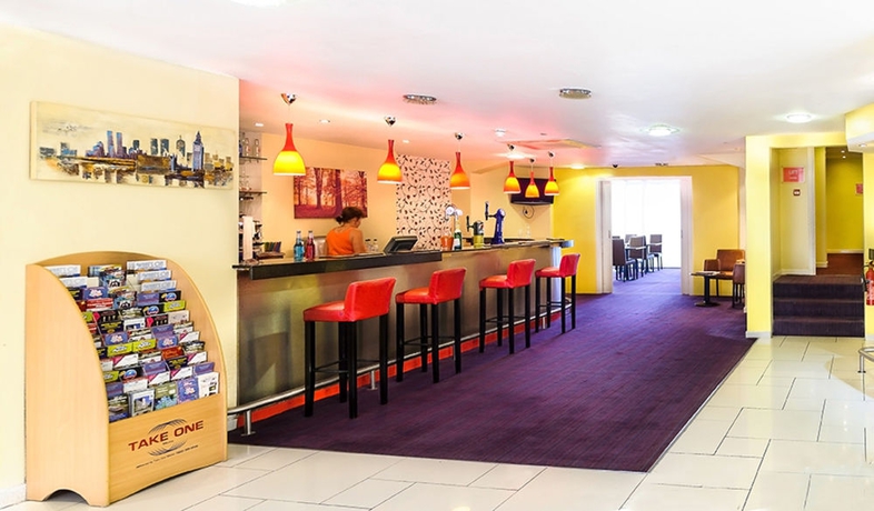 Imagen del bar/restaurante del Hotel Oyo Luton. Foto 3
