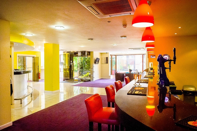 Imagen de los interiores del Hotel Oyo Luton. Foto 8