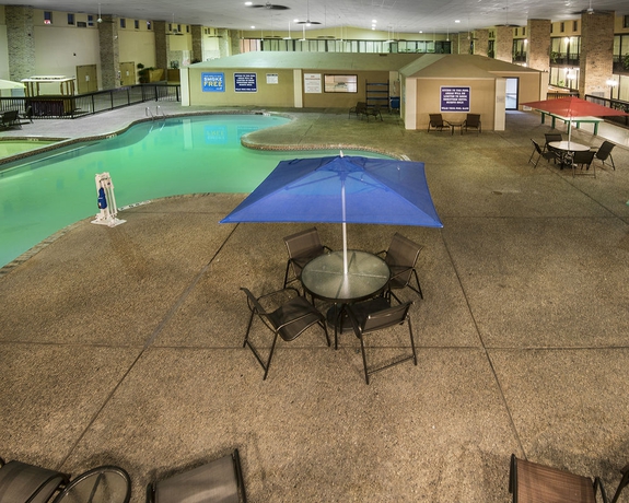 Imagen de la piscina del Hotel Oyo Monroe La I-20. Foto 16