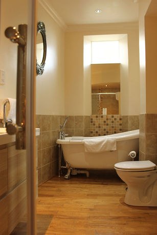 Imagen de la habitación del Hotel Oyo Orestone Manor. Foto 7