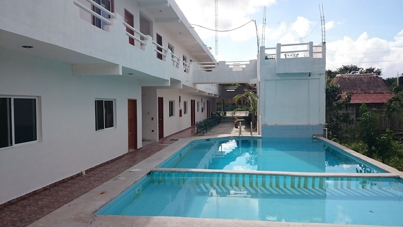 Imagen de la piscina del Hotel Oyo Palma Real. Foto 15