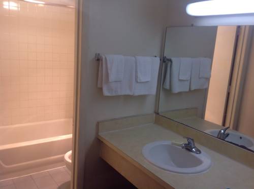 Imagen de la habitación del Hotel Oyo Petersburg Va I-95 and E Washington St. Foto 8