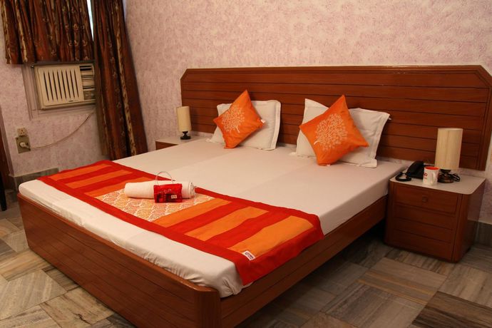 Imagen de la habitación del Hotel Oyo Rooms Mahmoorganj. Foto 5