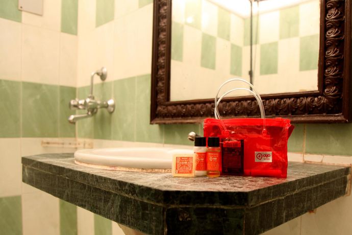 Imagen de la habitación del Hotel Oyo Rooms Mahmoorganj. Foto 6