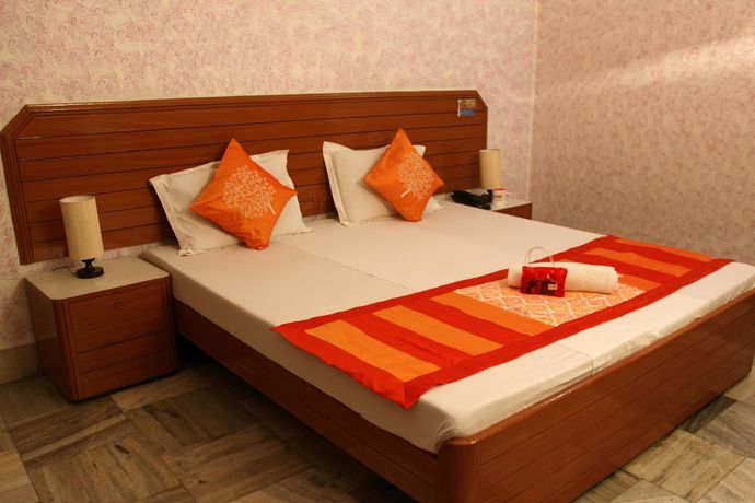 Imagen de la habitación del Hotel Oyo Rooms Mahmoorganj. Foto 8