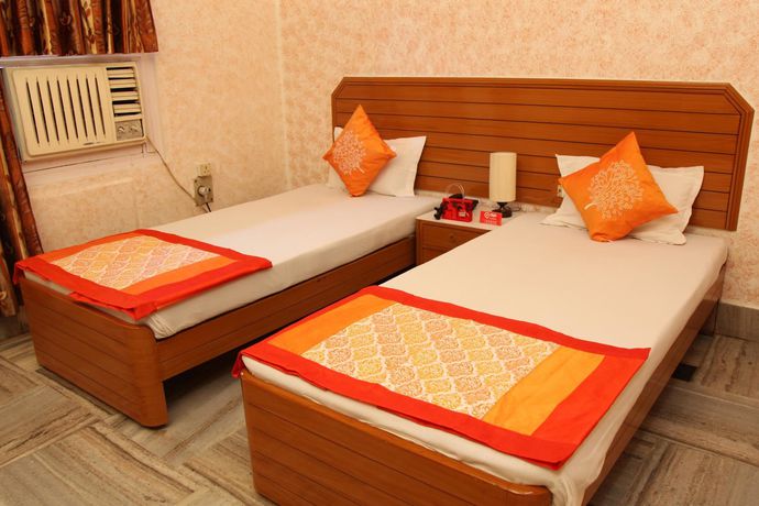 Imagen de la habitación del Hotel Oyo Rooms Mahmoorganj. Foto 11