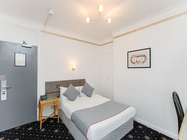 Imagen de la habitación del Hotel Oyo Stade Court. Foto 3