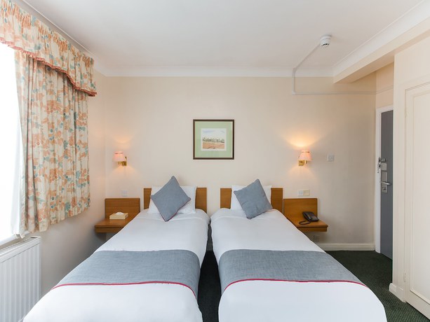 Imagen de la habitación del Hotel Oyo Stade Court. Foto 5