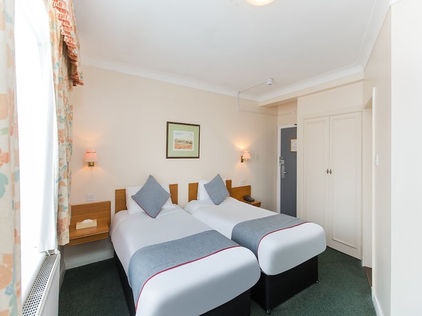Imagen de la habitación del Hotel Oyo Stade Court. Foto 6