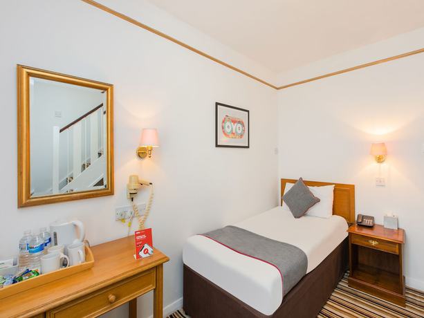 Imagen de la habitación del Hotel Oyo Stade Court. Foto 7