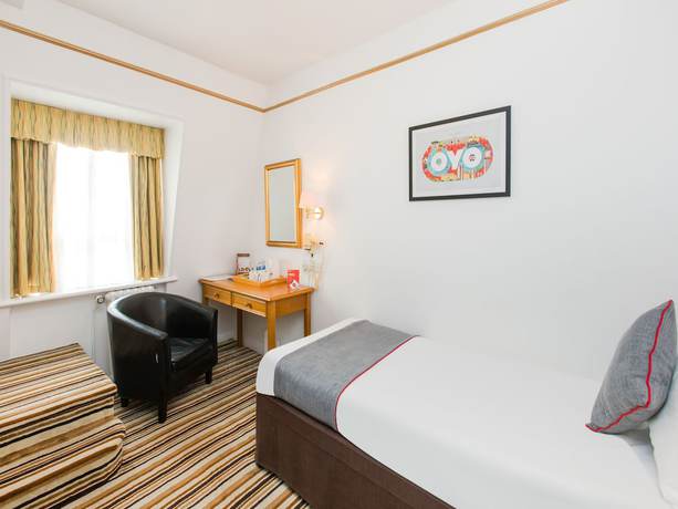 Imagen de la habitación del Hotel Oyo Stade Court. Foto 8