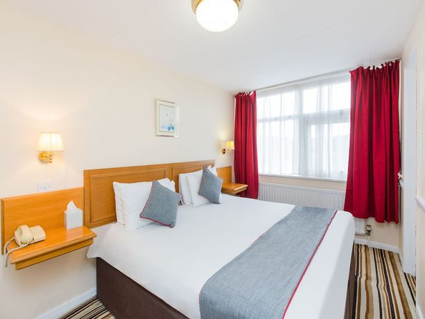 Imagen de la habitación del Hotel Oyo Stade Court. Foto 9