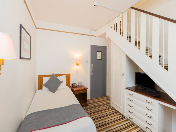 Imagen de la habitación del Hotel Oyo Stade Court. Foto 10