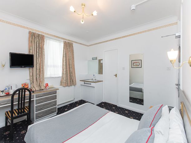 Imagen de la habitación del Hotel Oyo Stade Court. Foto 11