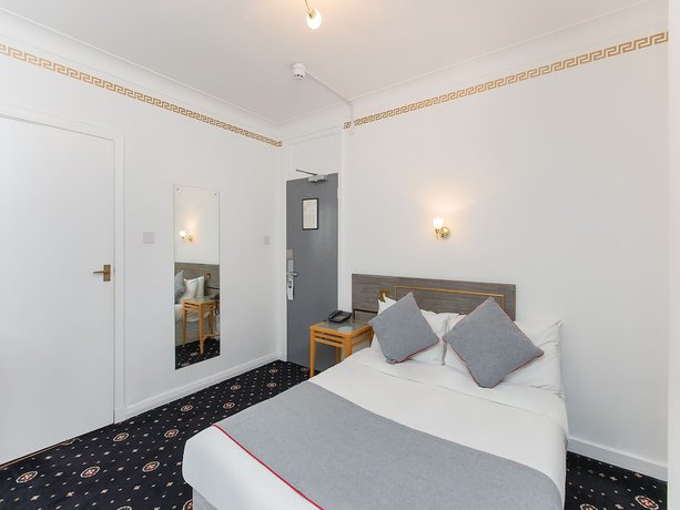 Imagen de la habitación del Hotel Oyo Stade Court. Foto 12