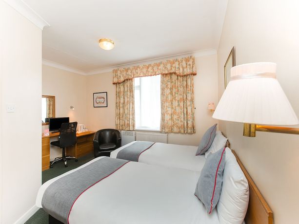 Imagen de la habitación del Hotel Oyo Stade Court. Foto 13