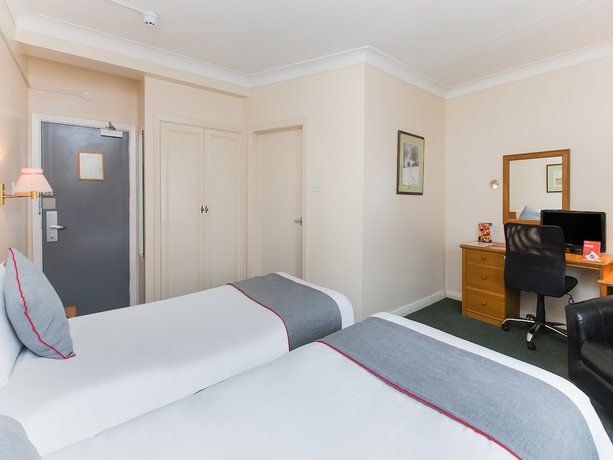 Imagen de la habitación del Hotel Oyo Stade Court. Foto 14
