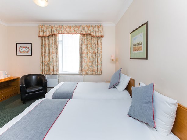Imagen de la habitación del Hotel Oyo Stade Court. Foto 15