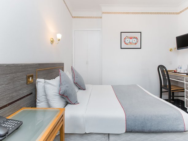 Imagen de la habitación del Hotel Oyo Stade Court. Foto 16