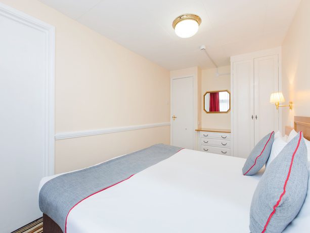 Imagen de la habitación del Hotel Oyo Stade Court. Foto 17
