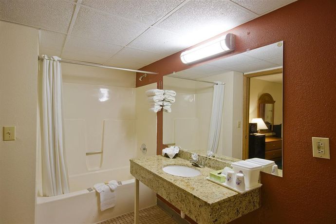 Imagen de la habitación del Hotel Oyo Tulsa International Airport. Foto 11