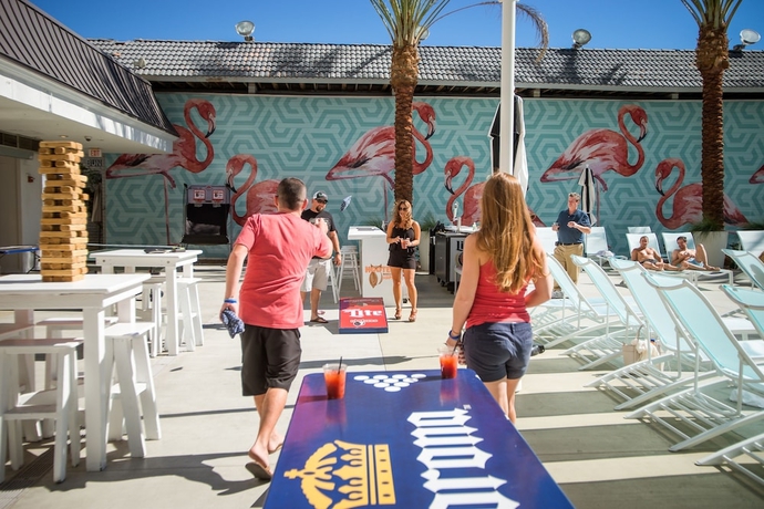 Imagen de la piscina del Hotel Oyo and Casino Las Vegas. Foto 18
