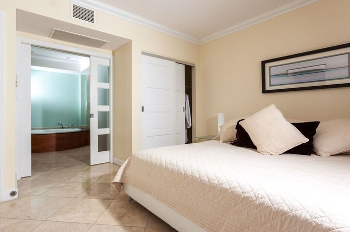 Imagen de la habitación del Hotel Oyster Bay Beach Resort. Foto 6