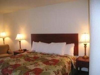 Imagen de la habitación del Hotel Oyster Point Inn & Suites. Foto 7