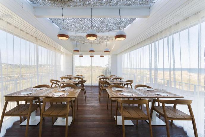 Imagen del bar/restaurante del Hotel Ozadi Altura Beach Resort. Foto 2