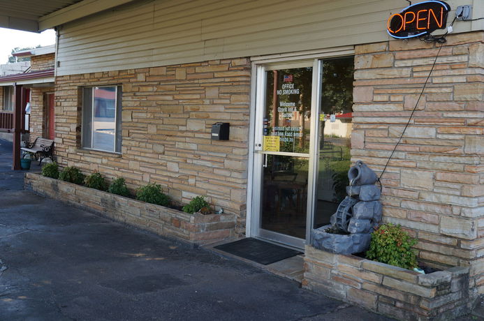 Imagen de los interiores del Hotel Ozark Inn and Suites. Foto 10