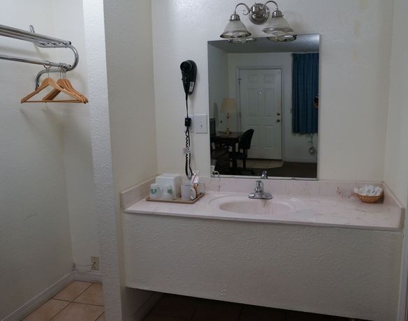 Imagen de los interiores del Hotel Ozark Inn and Suites. Foto 14