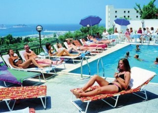 Imagen de la piscina del Hotel Ozka. Foto 7