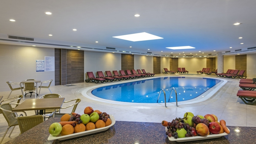 Imagen de la piscina del Hotel Ozkaymak Select. Foto 16