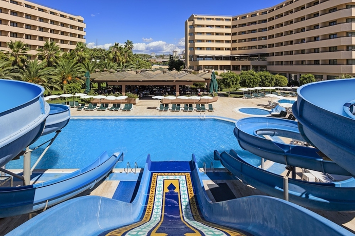 Imagen de la piscina del Hotel Ozkaymak Select. Foto 18
