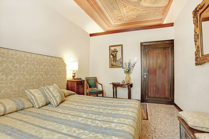 Imagen de la habitación del Hotel PALAZZO SCHIAVONI. Foto 2