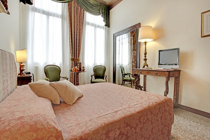 Imagen de la habitación del Hotel PALAZZO SCHIAVONI. Foto 6
