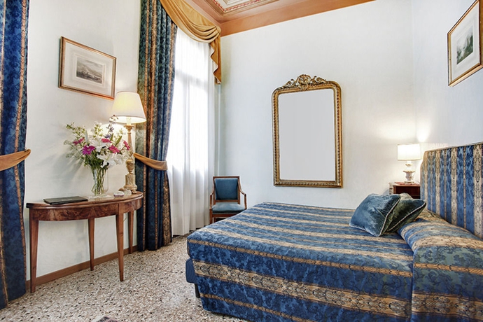 Imagen de la habitación del Hotel PALAZZO SCHIAVONI. Foto 12
