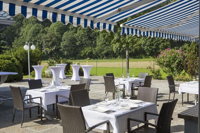 Imagen del bar/restaurante del Hotel PARADIES. Foto 2