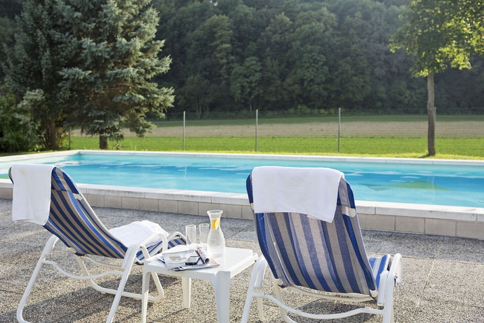 Imagen de la piscina del Hotel PARADIES. Foto 13