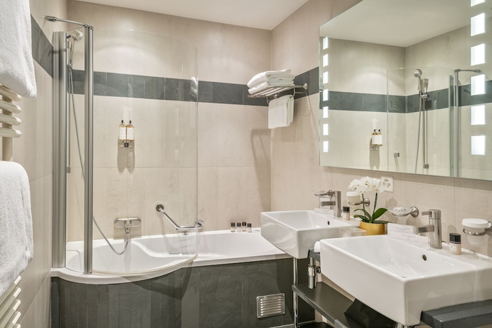 Imagen de la habitación del Hotel PARC DES EAUX VIVES. Foto 16
