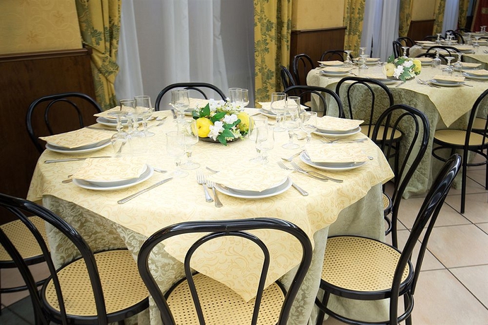 Imagen del bar/restaurante del Hotel PARK HOTEL BLANC ET NOIR. Foto 4