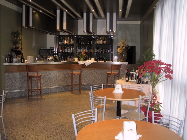 Imagen del bar/restaurante del Hotel PARK HOTEL, Rimini. Foto 3