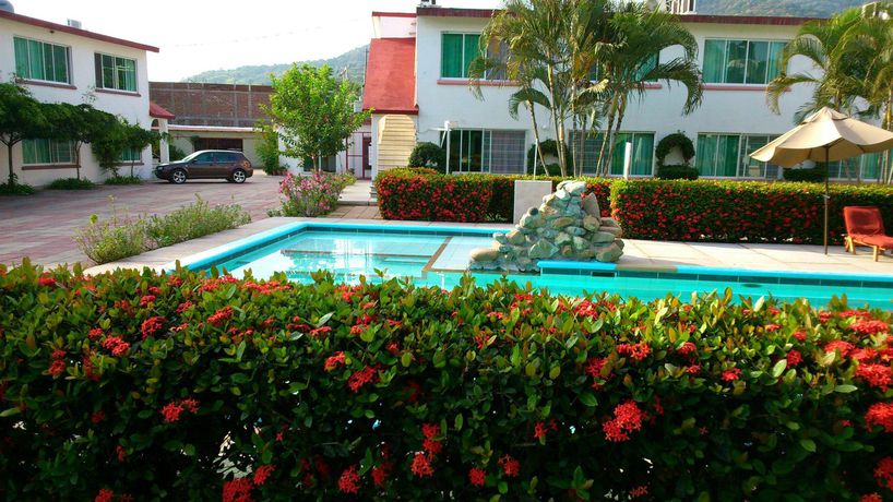 Imagen de la piscina del Hotel PAROTAS. Foto 13