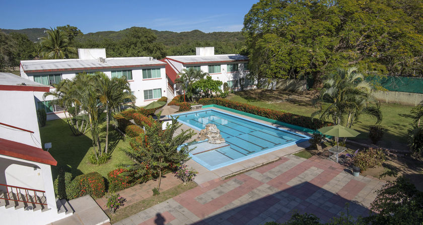 Imagen de la piscina del Hotel PAROTAS. Foto 14