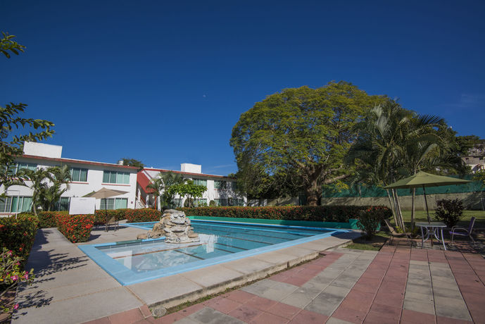Imagen de la piscina del Hotel PAROTAS. Foto 17