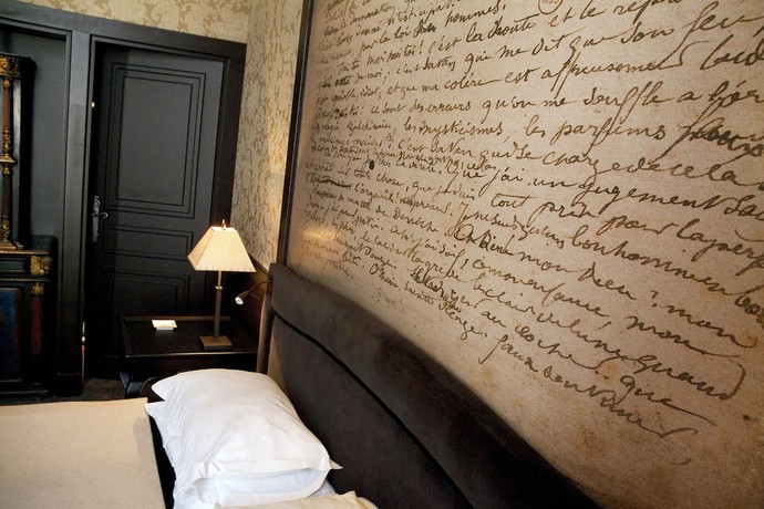 Imagen de la habitación del Hotel PAVILLON DE LA REINE. Foto 15