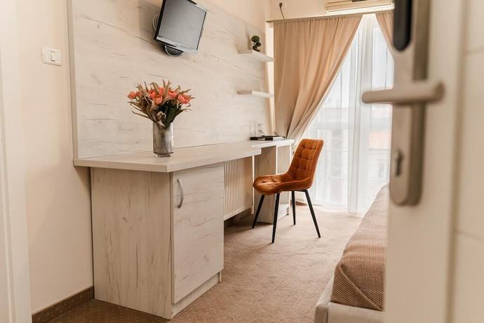 Imagen de la habitación del Hotel PENSIUNEA ELISEI. Foto 10