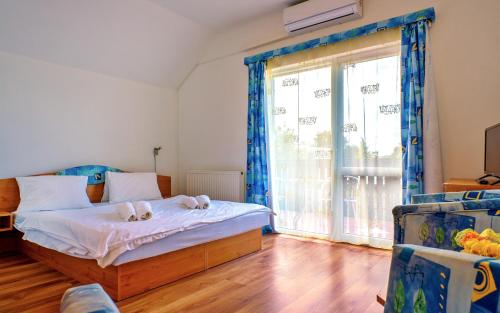 Imagen de la habitación del Hotel PENZI&Oacute;N QUATRO II 250m od k&uacute;paliska. Foto 17